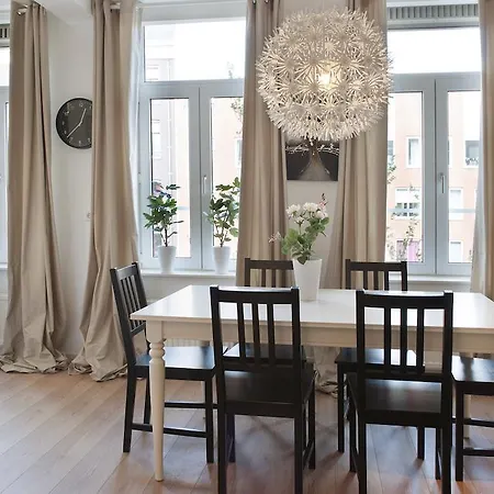 The Giant - 7 Bedrooms/4 Bathrooms