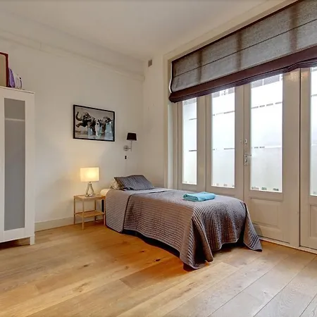 The Giant - 7 Bedrooms/4 Bathrooms Apartmán *